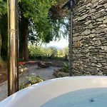 Daire Hot-tub Hideaway *